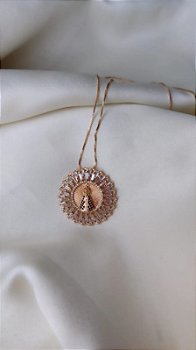 Colar Mandala Nossa Senhora Cravejada com Zircônias Azuis- Semijoia Banhada a Ouro 18K