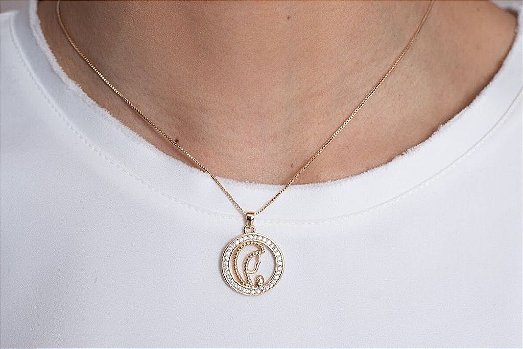 Colar Nossa Senhora Orando Cravejada Banhada a Ouro 18K
