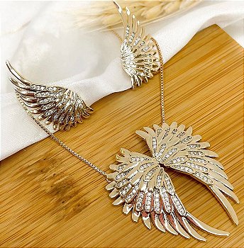 Conjunto Asas de Anjo Com detalhes em Cravejação - BRINCO + COLAR - Banhada a Ouro 18K - Semijoia