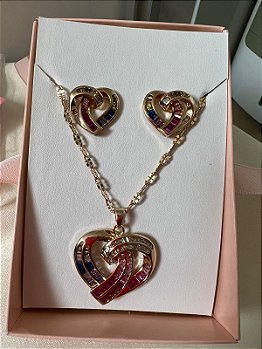 Conjunto Coração Com detalhes em Cravejação Baguete Colors- BRINCO + COLAR - Banhada a Ouro 18K - Semijoia