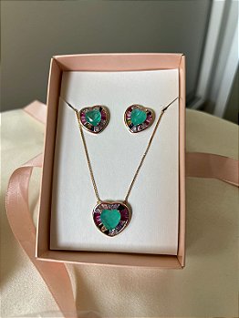 Conjunto Coração Delicado Cravejação Baguete Cristal e Pedra Fusion Rosé/Verde - Semijoia Banhada Ouro 18K