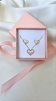 Conjunto Coração Quase Cheio Cravejado-BRINCO + COLAR - Banhada a Ouro 18K - Semijoia