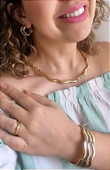 Colar Chocker ou Gargantilha com Aro  Ondulado Grosso Liso - Semijoia Banhada Ouro 18 K