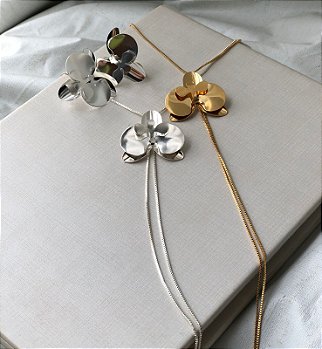 Conjunto Orquidea Liso - Colar Gravatinha Mais Brinco- Semijoia Banhada em Prata 925 ou Ouro 18K