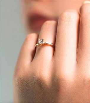 Anel Solitario Liso Com Um Ponto de Luz de 4mm - Delicado - Alto - Semijoia Banhada a Ouro 18k