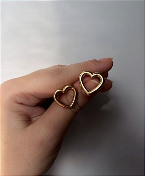 Brinco Coração Vazado Minimalista -  Semijoia Banhada Ouro 18K