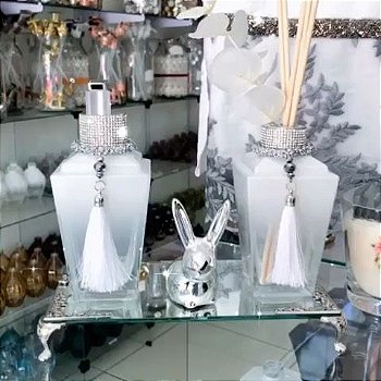 Kit Lavabo Pirâmide Branco e Prata com Difusor, Sabonete e Passarinho