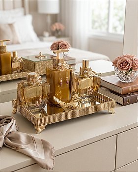 Kit Decorativo Banheiro Dourado com Bandeja, Saboneteira, Home Spray e Caixa