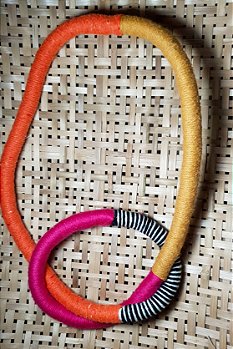 Colar Entrelace nó - pink, laranja, mostarda e listras