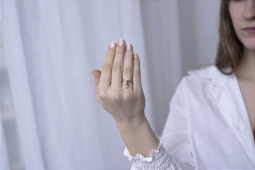 Anel Feminino Dourado com Cristais de Zircônia um Menino Luxuoso - Banhado a ouro 18k