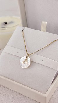 Colar Personalizado com Inicial ( A ) e Madrepérola – Banhado a Ouro 18k