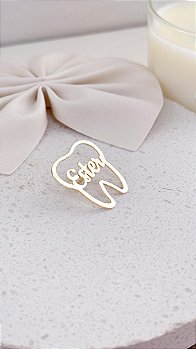 Broche Personalizado em Formato de Dente com Nome – Banhado a Ouro 18k