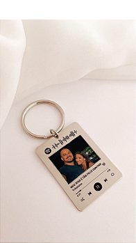 Chaveiro Personalizado com Foto e Música - "Memórias em Melodia"