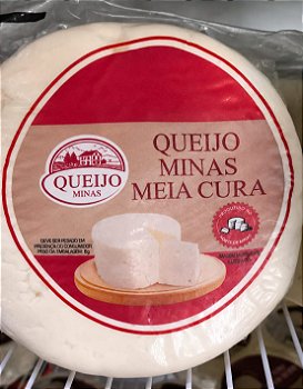 Queijo meia cura furadinho
