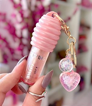 Lip Gloss Chaveiro Sweeping – Brilho Labial com Pingente de Coração