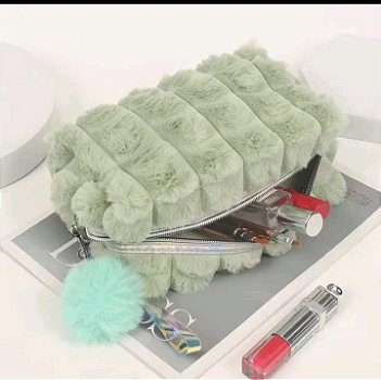 Nécessaire de Pelúcia Verde Água com Pompom – Praticidade, Estilo e Muito Charme!