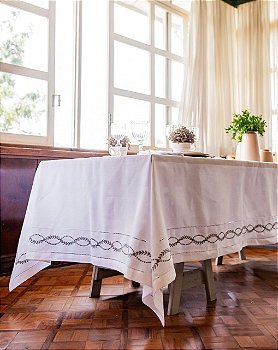 Toalha de Mesa Branca 1,80 x 2,25m – Elegância e Praticidade para o Seu Lar