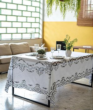 Toalha de Mesa Retangular Rafimex Branca com Estampa de Folhas – 1,80m x 2,75m