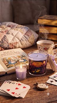 "Alice no país das maravilhas" - Vela artesanal com aroma de LAVANDA - 100g.