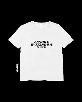 Camiseta Lendo e Evitando a Realidade