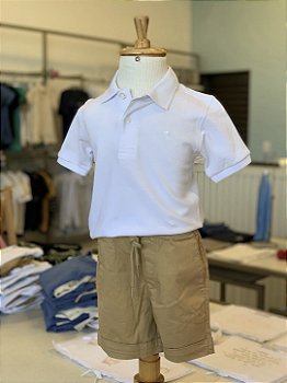 Conjunto Polo Branca e Short Sarja Cáqui Dudes