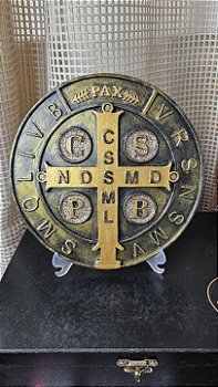 Medalha de São Bento em Gesso Dourado