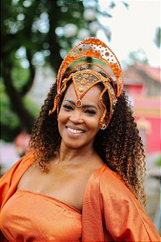 Adereço de cabeça laranja com pedrarias