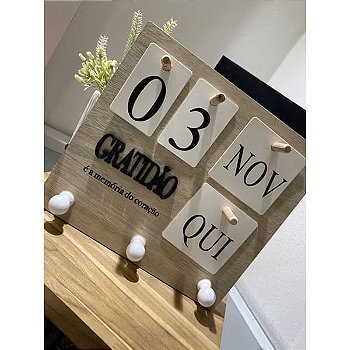 Calendário Decorativo de Parede com Portas Chave