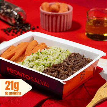 Marmita de costela desfiada com arroz com brócolis e cenoura. Embalagem própria com divisórias para impedir que os ingredientes se misturem.