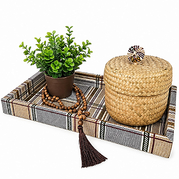 KIT DECORATIVO PARA SALA - BANDEJA, COLAR DE MESA, CESTO DE JUNCO COM TAMPA E VASO COM PLANTA | 4 PEÇAS