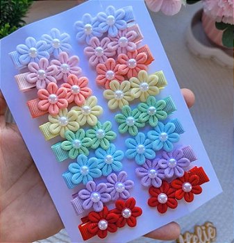 PAR DE PRESILHAS FLOR PEROLA PARA BEBE TAM. P