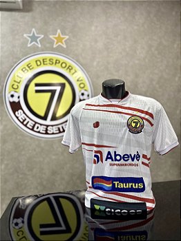 Camiseta Branca com Vermelho