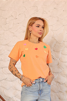 Tshirt Bordada Corações Contornos Coloridos