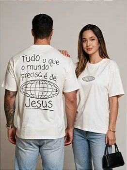 Camiseta Oversized Unissex "Tudo que o mundo precisa é de Jesus"