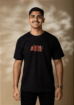 Camiseta T-shirt Feminina e Masculino "O amor me amou"