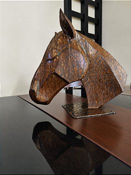 Busto de cavalo em chapa metálica envelhecida