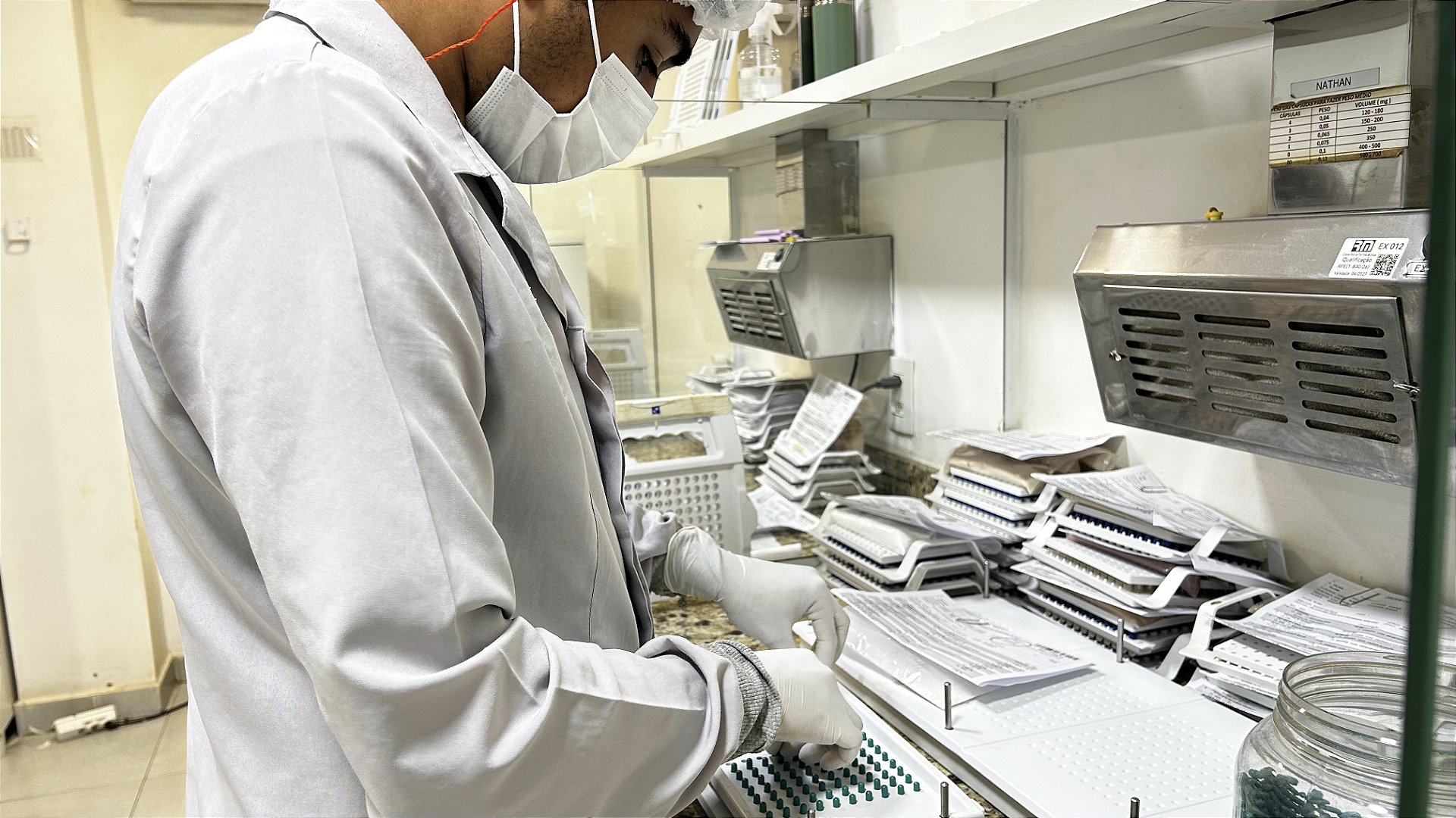 Setor de encapsulação do laboratório da Beleza Saúde Farmácia de Manipulação na unidade Jabaquara.