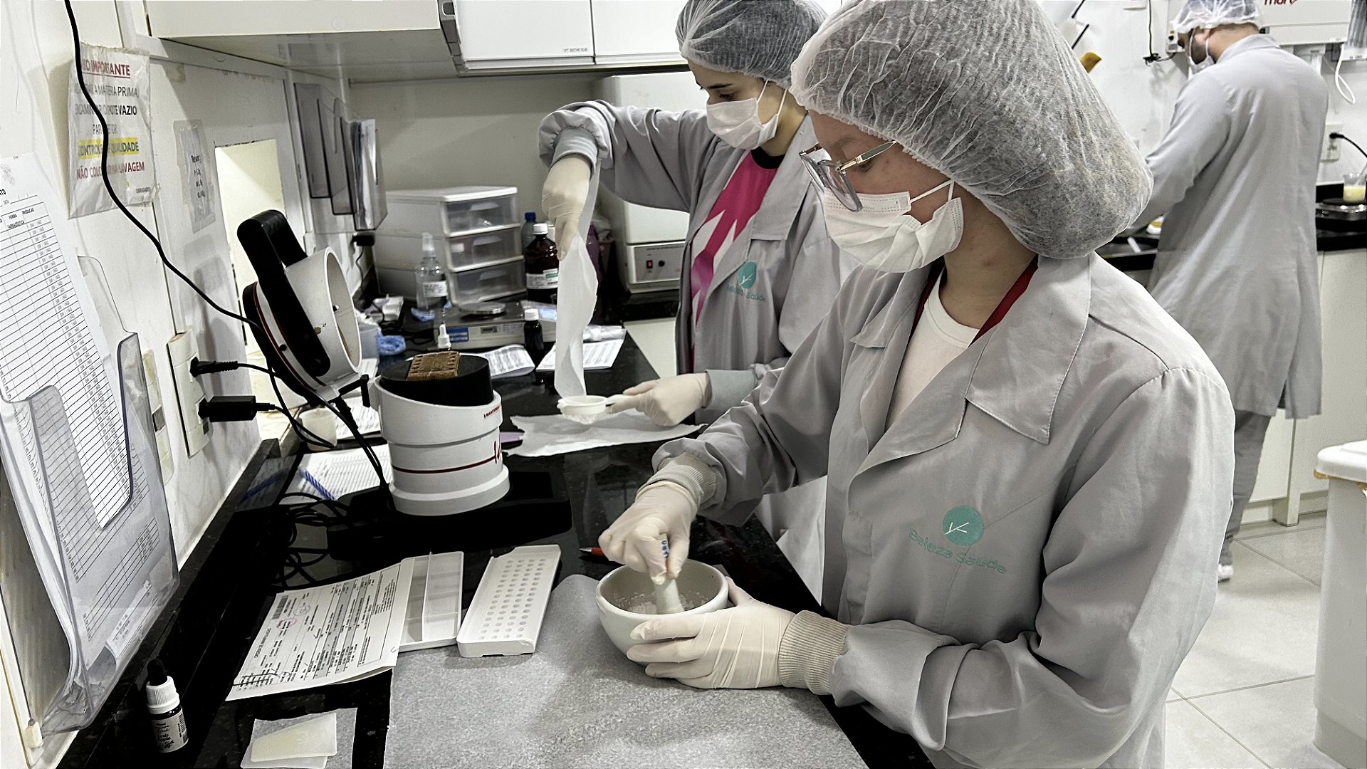 Área interna do laboratório da Beleza Saúde Farmácia de Manipulação na unidade Jabaquara.