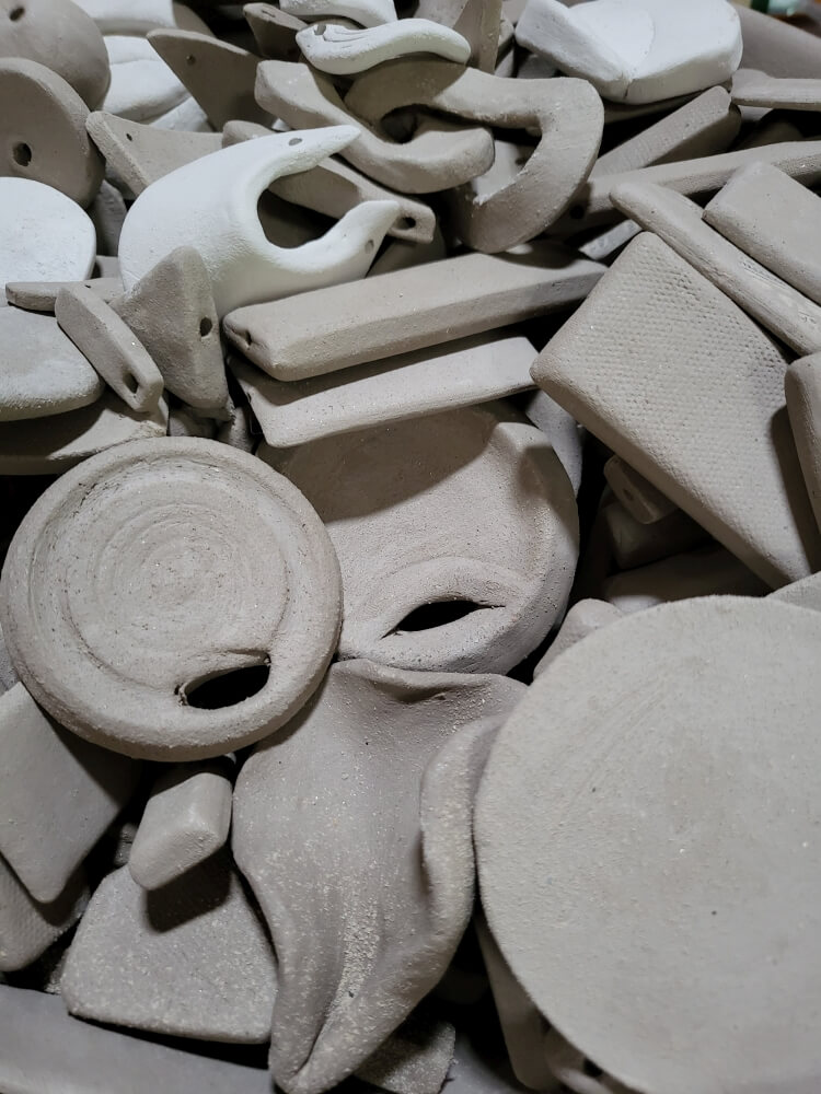 Imagem com peças de cerâmica cruas, sem ir ao forno