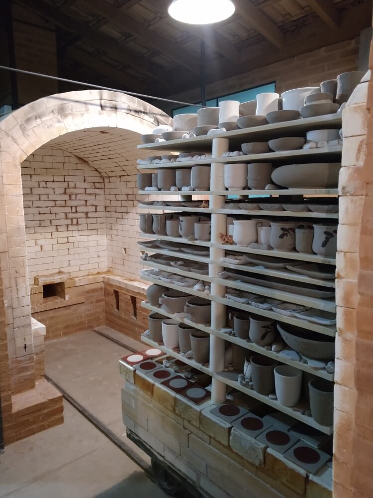 Imagem do forno a gás utilizado pela MiKi DESIGN para as queimas das peças. É utilizado em conjunto com o atelier de cerâmica Suenaga e Jardineiro.