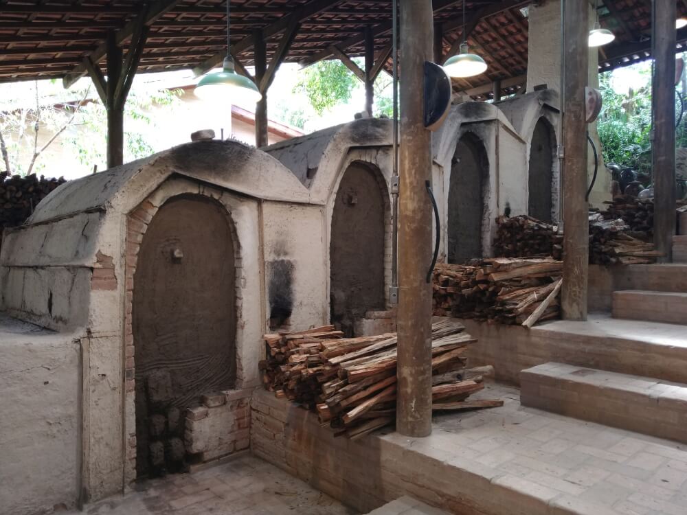 Imagem do forno a lenha utilizado pela MiKi DESIGN para as queimas das peças. É utilizado em conjunto com o atelier de cerâmica Suenaga e Jardineiro.