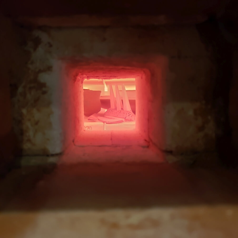 Imagem do cone pirométricos serndoi utilizados durante a queima. Representa a queima de esmalte.