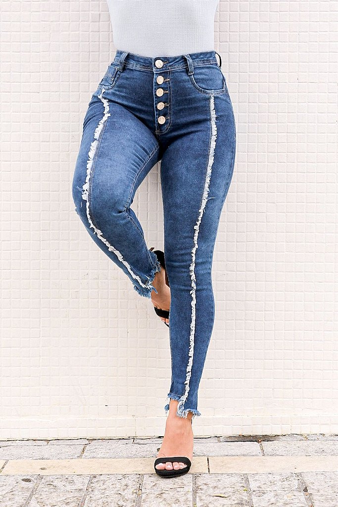 calça jeans com botões na frente