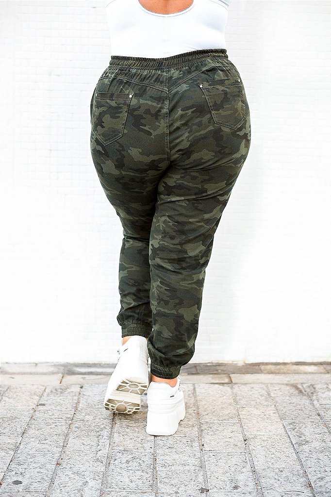 calça jogger camuflada plus size