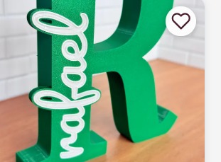 Letra decorativa verde com nome branco