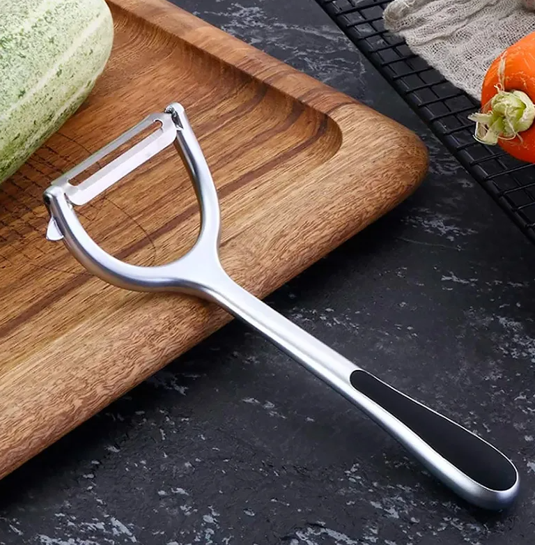 DESCASCADOR DE LEGUMES EM LIGA DE ZINCO COM CABO ANTIDERRAPANTE CHEF PRO 18CM - WOLFF