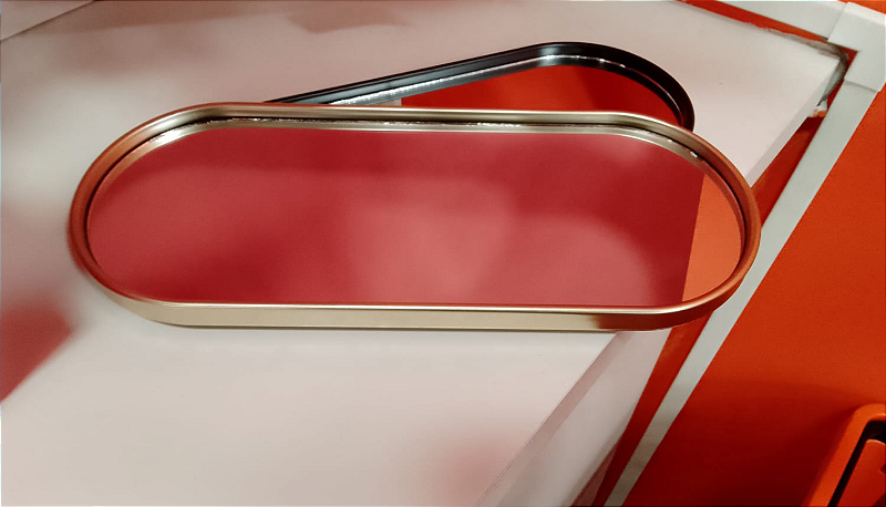 BANDEJA DECORATIVA ESPELHADA OVAL CORES SORTIDAS PRETA OU DOURADA 29X11CM - C3B