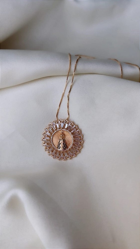 Colar Mandala Nossa Senhora Cravejada com Zircônias Azuis- Semijoia Banhada a Ouro 18K