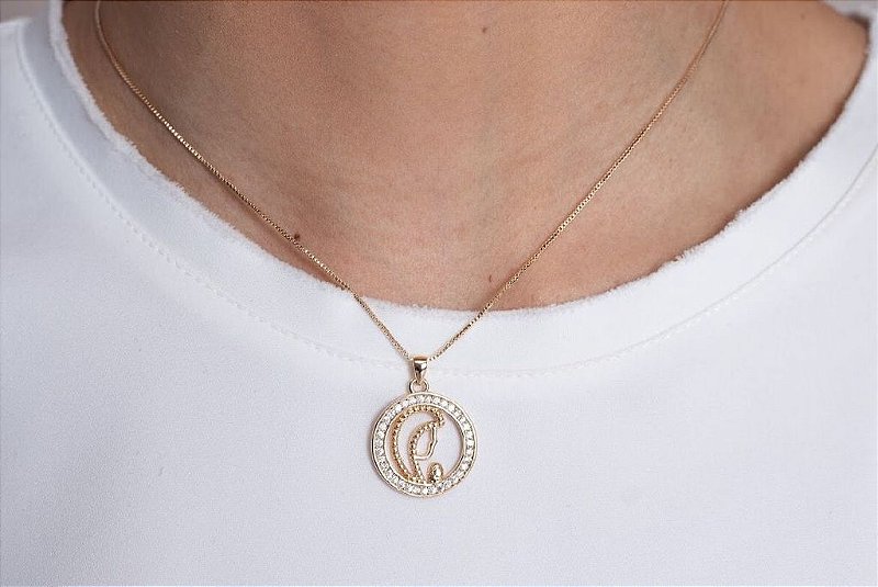 Colar Nossa Senhora Orando Cravejada Banhada a Ouro 18K