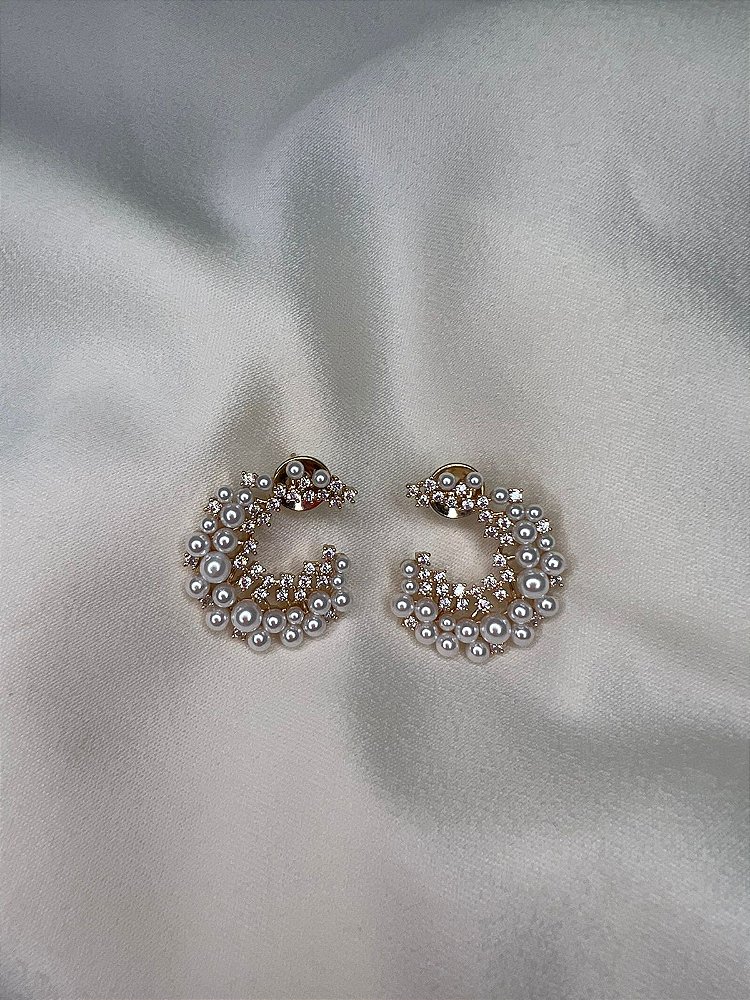 Brinco Em Forma de C com Perolas e Cravejado em Zirconias- Semijoia Banhada Ouro 18K